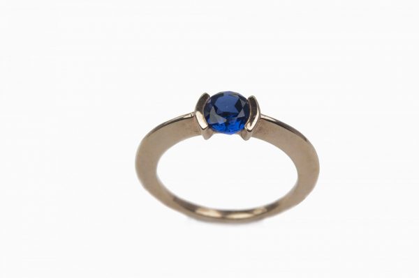 Rose ring - 14k yellow gold ring with a round facet cut sapphire